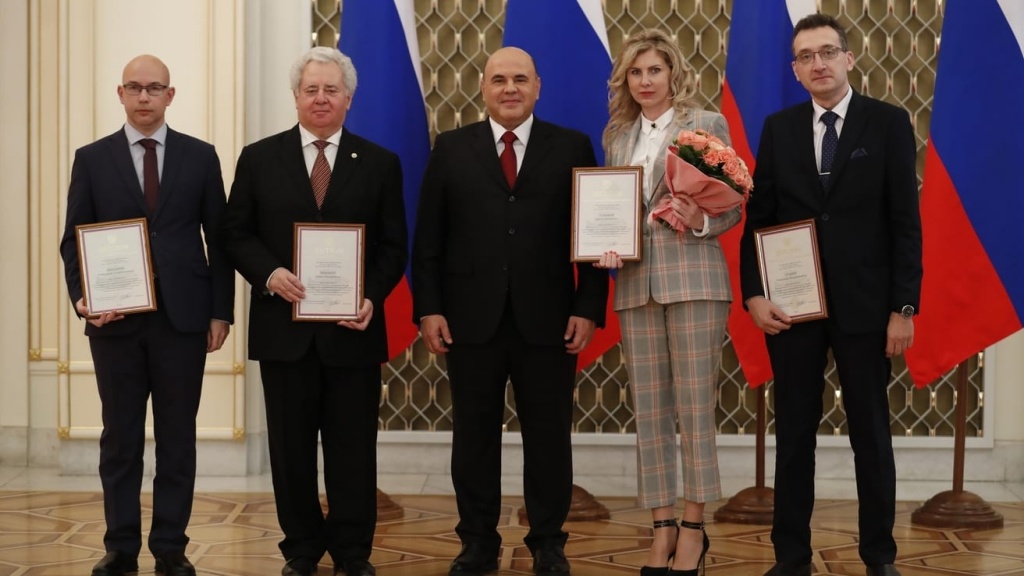 На фото: Авторский коллектив программы с премьер-министром России Михаилом Мишустиным 121615410_3481331025278930_8595724779636337078_o.jpg