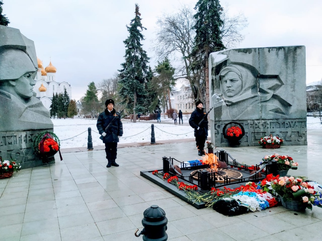 XIII Ассамблея Русского мира: возложение цветов к монументу «Вечная память» возложение цветов.jpeg