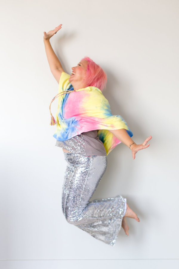 В рабочие дни с 12.00 стокгольмского. Надоела изоляция? Пой и танцуй с нами!